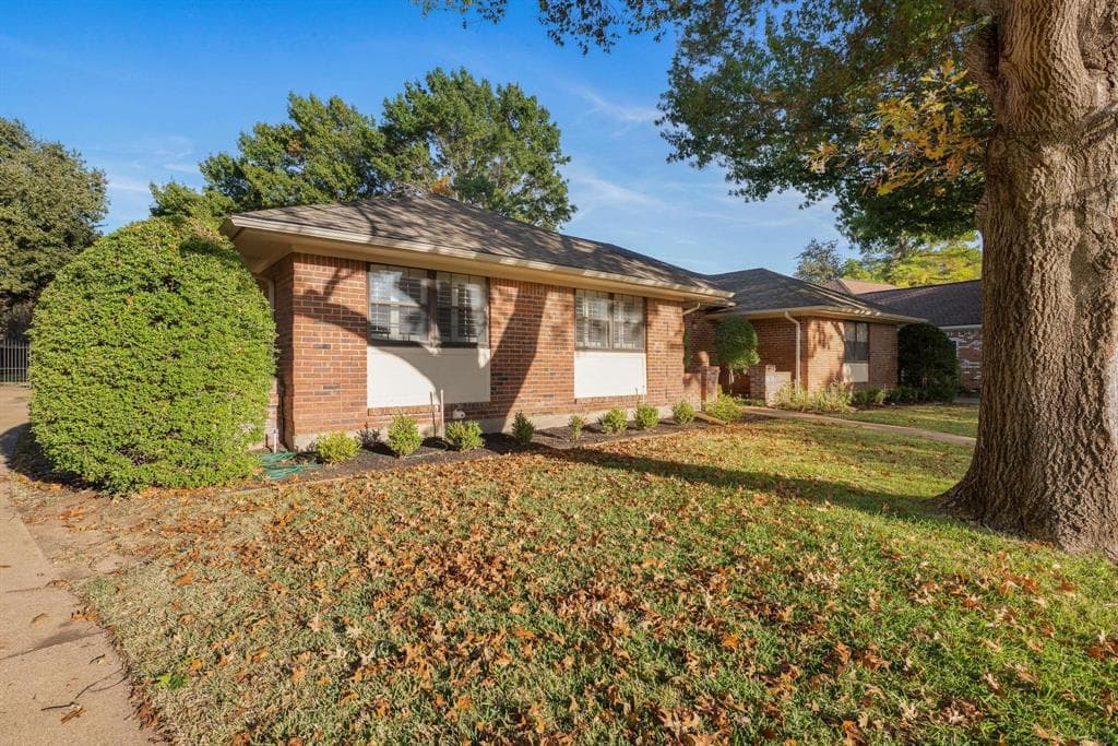 4605 Brentgate Court, Arlington TX 76017 - Photo 2