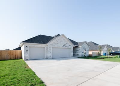 816 Secretariat Drive, Hewitt TX 76643 - Photo 2