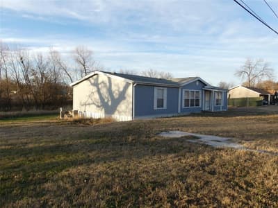422 Hutchinson Street, Bowie TX 76230 - Photo 2