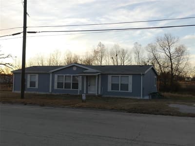 422 Hutchinson Street, Bowie TX 76230