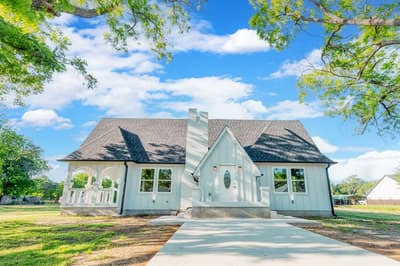 808 N Main Street, Tioga TX 76271