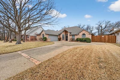 3211 Summergrove Drive, Arlington TX 76001 - Photo 2