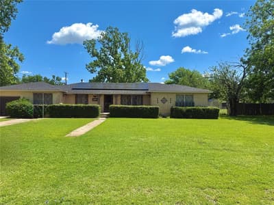 409 10th, Nocona TX 76255