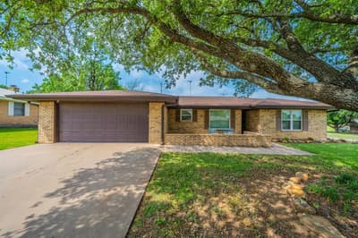 1300 Austin Street, Bowie TX 76230