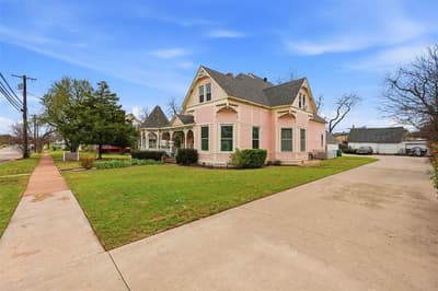 306 E Tarrant Street, Bowie TX 76230 - Photo 2