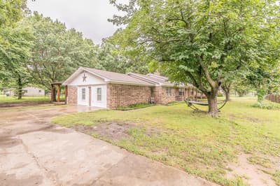 904 SHERMAN Street, Tioga TX 76271 - Photo 3