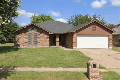 6206 Aires Drive, Arlington TX 76001 - Photo 2