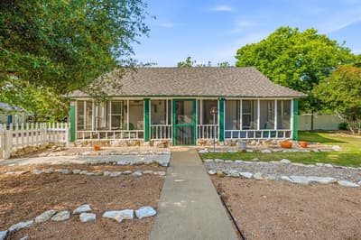 401 E Bridge Street, Granbury TX 76048 - Photo 2