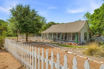 401 E Bridge Street, Granbury TX 76048