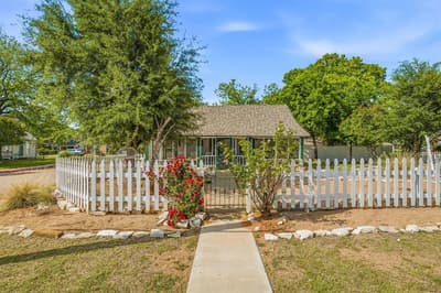 401 E Bridge Street, Granbury TX 76048 - Photo 4
