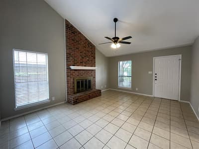 4104 GREEN ACRES Circle, Arlington TX 76017 - Photo 4