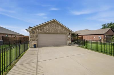 502 Pathfinder Street, Collinsville TX 76233 - Photo 2