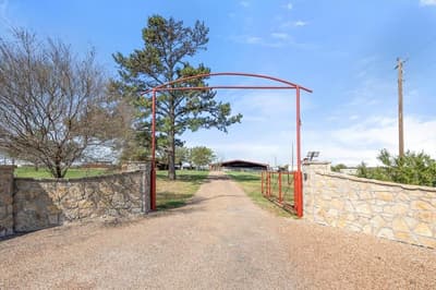 911 Mcvoid Road, Springtown TX 76082 - Photo 2