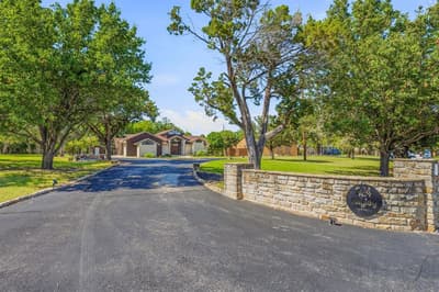 624 Williamsburg Court, Granbury TX 76048 - Photo 3