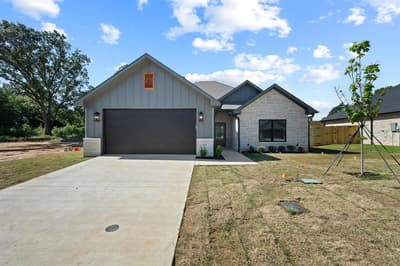 212 Central Park Court, Athens TX 75751