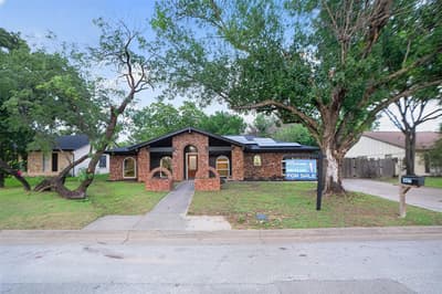 1716 Cynthia Lane, Hurst TX 76054