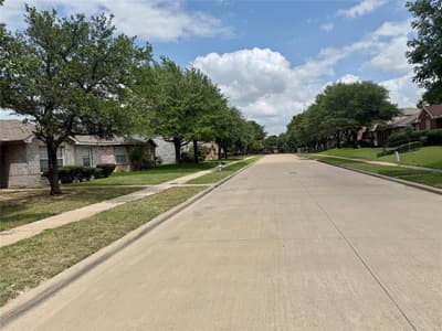 2549 Pilgrim Rest Drive, Dallas TX 75237 - Photo 2