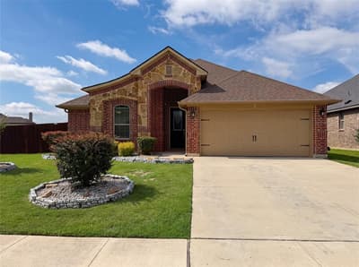 709 Ravenwood Drive, Saginaw TX 76179