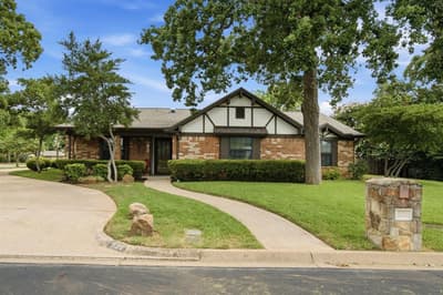 521 W Louella Drive, Hurst TX 76054