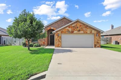 1208 Mary Ann Court, Tioga TX 76271