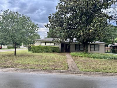 301 Makarwich Court, River Oaks TX 76114