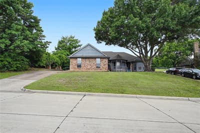 1905 Wedgewood Drive, Grand Prairie TX 75050 - Photo 2