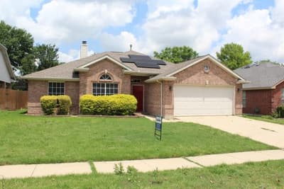 1070 Hillwood Drive, Saginaw TX 76179