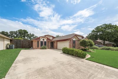302 Manana Drive, Grand Prairie TX 75050 - Photo 2