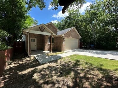 917 E Maddox Avenue, Fort Worth TX 76104 - Photo 2