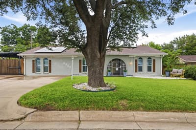 4905 Emerald Lake Drive, Fort Worth TX 76103