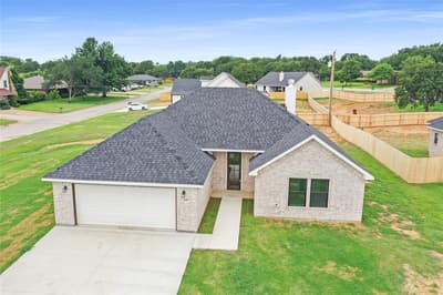 1607 W College, Jacksboro TX 76458