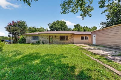 387 Avenue D, Point TX 75472