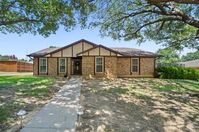 2010 S Arbor Rose Drive, Grand Prairie TX 75050