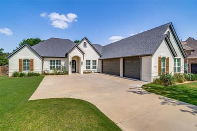 104 Falcon Crest Drive, Kennedale TX 76060