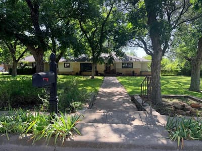 804 N Elm Street, Comanche TX 76442