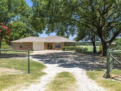 1100 Greg Street, Azle TX 76020