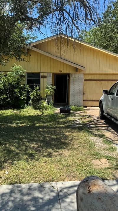 422 N Holiday Drive, Grand Prairie TX 75052