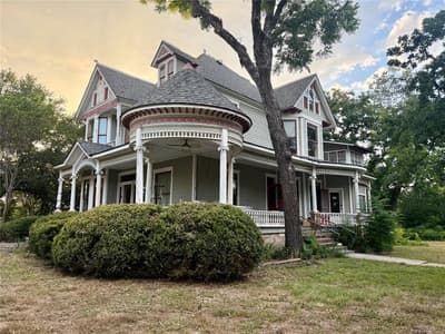 221 E Bridge Street, Granbury TX 76048