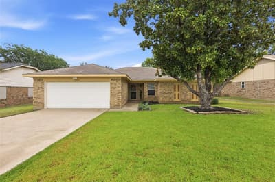 5536 Meadow Oak Street, North Richland Hills TX 76180