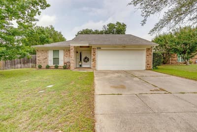 2135 Reverchon Drive, Arlington TX 76017