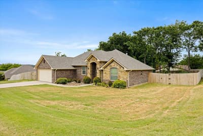 306 Knob Hill Drive, Granbury TX 76048