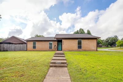 800 Poe Street, Azle TX 76020