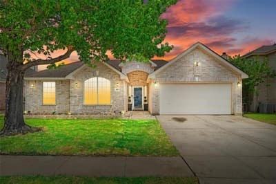 403 Creek Point Lane, Arlington TX 76002