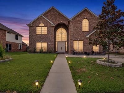 2811 Gillespie Lane, Grand Prairie TX 75052