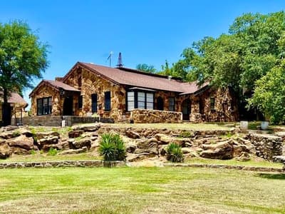 124 S 3rd Street, Jacksboro TX 76458