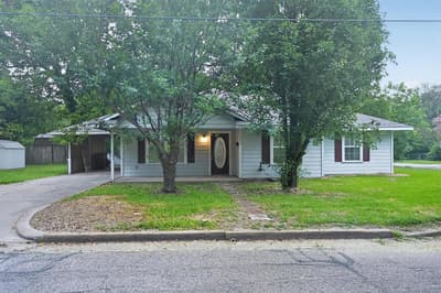 1002 Pine Street, Bonham TX 75418