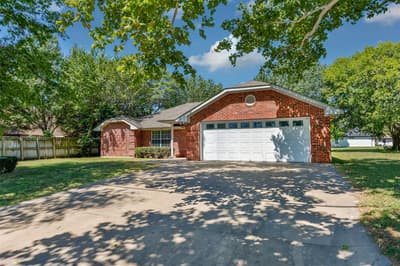1423 S Howeth Street, Gainesville TX 76240 - Photo 2