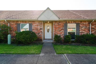 27 W Townhouse Lane, Grand Prairie TX 75052