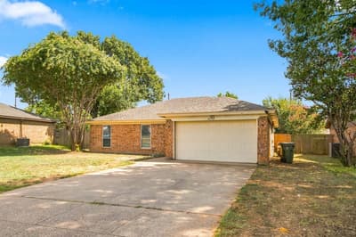 4202 Maple Springs Drive, Arlington TX 76001 - Photo 2