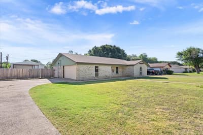 332 Bowie Lane, Hewitt TX 76643